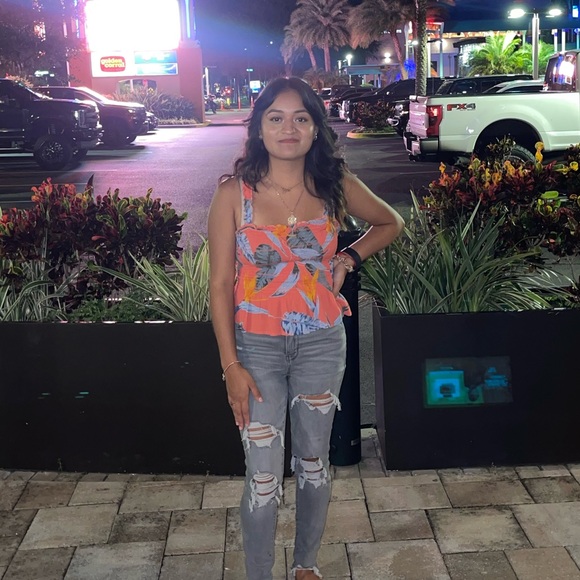 Meet your Posher, Tannia - Picture 3 of 3